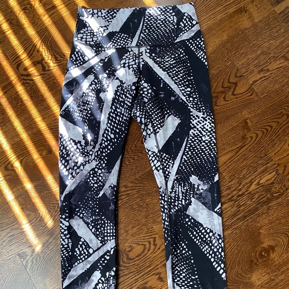 Lululemon Wunder Under Crop - Size 8 - Picture 2 of 5